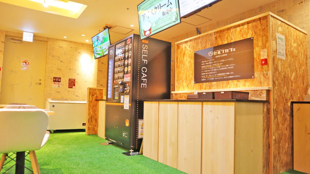 セルフカフェ栄店のドリンク自販機と入口
