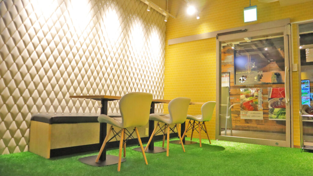 セルフカフェ栄店の窓側席