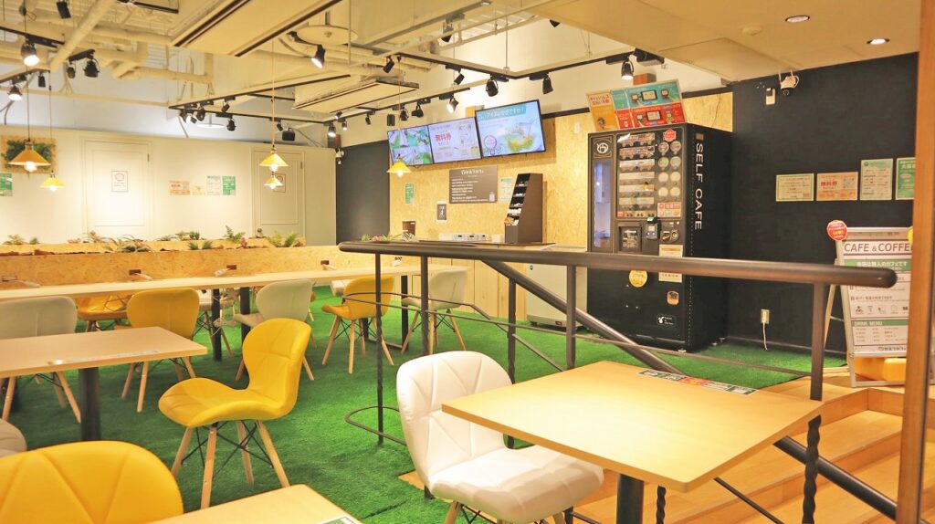 セルフカフェナディアパーク栄店のカウンター席と自販機