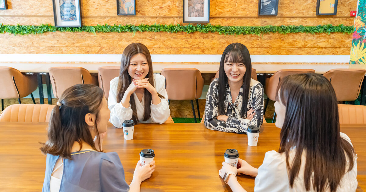 セルフカフェの店内でドリンクを手に過ごす複数人の利用者
