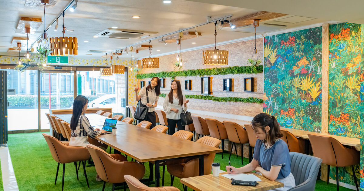 セルフカフェで複数人が勉強や作業をする店内の様子